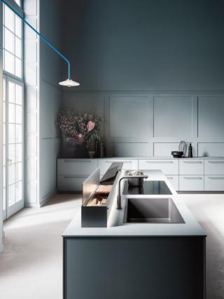 La cappa Monolith di Falmec, inserita nel piano, è composta da un elemento di 90 cm che si apre leggermente per accedere al controllo delle funzioni di aspirazione e illuminazione. Il blocco comprende moduli contenitori e un canale attrezzato per utensili e prese elettriche. Con motore brushless da 800 mc/h, ha 9 velocità+Boost e pulsantiera touch. Misura L 90,3 x P 17,2 cm. Prezzo in via di definizione. www.falmec.com