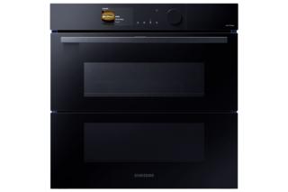 Ha wi-fi con intelligenza artificiale che riconosce le pietanze, ne suggerisce e monitora la cottura il forno da incasso Dual Cook Flex™ Steam Serie 6 di Samsung, con doppia porta e due zone di cottura indipendenti. Dispone di funzione 100% vapore (regolabile anche al 40%, 60% o 80%), frittura ad aria e cottura sottovuoto da 50 °C. Misura L 59,5 x P 57 x H 59,6 cm e costa da 1.999 euro. www.samsung.com