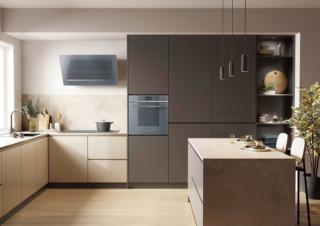 È dotato di sistema di cottura automatica Smartcooking, con 150 ricette preimpostate, il forno Galileo SO6104APS Omnichef Multitech di Smeg con estetica Linea. Scegliendo una preparazione e digitando il peso degli ingredienti, decide automaticamente il metodo di cottura migliore. Combina sistema tradizionale, a vapore e a microonde e dispone di pulizia Vapor Clean. Largo e alto 60 cm,costa 3.889 euro. www.smeg.com