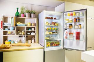 Il frigorifero combinato Fresco CCE7T618ES Serie 7 di Candy, con controllo wi-fi, ha una capacità totale netta di 344 litri. Funziona con tecnologia Total No Frost Circle e Lateral Multi Flow. Tramite la app Candy hOn si può fare l’inventario del cibo, conoscere i tempi di raffreddamento delle bibite o ricevere consigli sul luogo giusto per conservare gli alimenti. Un display esterno con interfaccia touch permette il controllo elettronico. In classe di efficienza energetica E, misura L 59,5 x P 65,8 x H 185 cm e costa 699 euro. www.candy-home.com