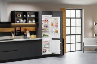 È da incasso il frigorifero combinato HAC18 T542 di Hotpoint Total No Frost con controllo elettronico.  In classe di efficienza energetica E, ha funzione di raffreddamento e congelamento veloce. Il sistema di rilascio di ossigeno attivo, Active Oxygenfood Care, rallenta la proliferazione di muffe e batteri sanificando l'aria. Misura L 54 x P 54,5 x H 177 cm. Prezzo su richiesta. www.hotpoint.it