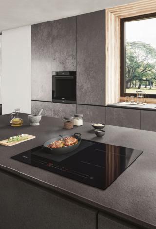 È dotato di connettività wi-fi e collegato con app hOn per il controllo da remoto il piano a induzione Chef@Home Series 6 HAMTP64MC di Haier con 100 ricette suggerite e 30 programmi speciali. Funziona anche in modalità assistita. Grazie a VARICOOK, spostando la pentola lungo la zona cottura, si attivano diversi livelli di potenza per le varie fasi di preparazione. MULTI-ZONE permette di riconoscere pentole fino a un Ø di 10 cm. Misura L 59 x P 52 cm e costa 899 euro.www.haie-europe.com