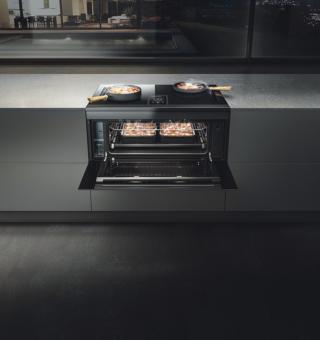 LHOV di Elica è un elettrodomestico che integra piano cottura, cappa e forno per poter sfruttare al massimo lo spazio disponibile. La piastra aspirante attira automaticamente, tramite la cappa integrata nascosta, i vapori e gli odori provenienti dalle 5 zone di cottura e dal forno maxi. Misura L 90 x H 36 cm. Prezzo in via di definizione; sarà disponibile da giugno 2023. www.elica.com