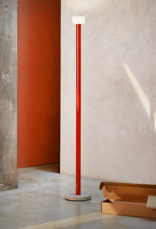 La lampada da terra a luce indiretta Bellhop Floor di Flos è caratterizzata da una base in cemento in cui si innesta lo stelo in alluminio verniciato nella colorazione Brick Red che sorregge il riflettore in vetro soffiato bianco e la trasforma in un arredo grafico e decorativo. Misura Ø 26 x H 178 cm. Prezzo 900 euro. www.flos.com La lampada da terra a luce indiretta Bellhop Floor di Flos è caratterizzata da una base in cemento in cui si innesta lo stelo in alluminio verniciato nella colorazione Brick Red che sorregge il riflettore in vetro soffiato bianco e la trasforma in un arredo grafico e decorativo. Misura Ø 26 x H 178 cm. Prezzo 900 euro. www.flos.com