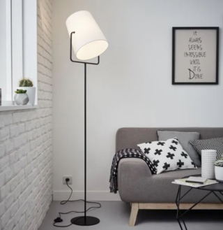 Può essere posizionata facilmente in un angolo del salotto la lampada da terra Bucket di Brilliant (Ref. 79645475) in vendita da Leroy Merlin: ha un sottile stelo in metallo nero e un paralume orientabile in cotone bianco che danno vita ad un effetto optical. Misura Ø 23 x H 159 cm. Prezzo 105,90 euro. www.leroymerlin.it Può essere posizionata facilmente in un angolo del salotto la lampada da terra Bucket di Brilliant (Ref. 79645475) in vendita da Leroy Merlin: ha un sottile stelo in metallo nero e un paralume orientabile in cotone bianco che danno vita ad un effetto optical. Misura Ø 23 x H 159 cm. Prezzo 105,90 euro. www.leroymerlin.it