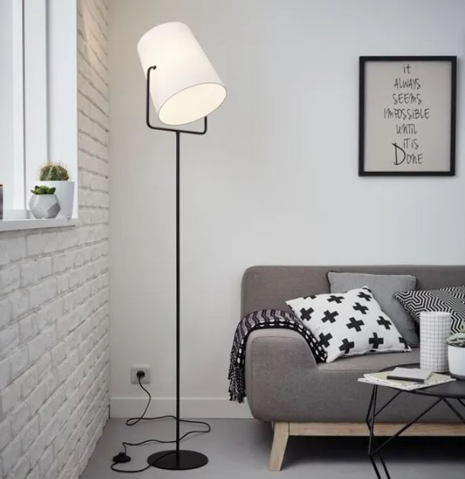 Può essere posizionata facilmente in un angolo del salotto la lampada da terra Bucket di Brilliant (Ref. 79645475) in vendita da Leroy Merlin: ha un sottile stelo in metallo nero e un paralume orientabile in cotone bianco che danno vita ad un effetto optical. Misura Ø 23 x H 159 cm. Prezzo 105,90 euro. www.leroymerlin.it Può essere posizionata facilmente in un angolo del salotto la lampada da terra Bucket di Brilliant (Ref. 79645475) in vendita da Leroy Merlin: ha un sottile stelo in metallo nero e un paralume orientabile in cotone bianco che danno vita ad un effetto optical. Misura Ø 23 x H 159 cm. Prezzo 105,90 euro. www.leroymerlin.it