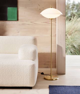Un diffusore in vetro opale soffiato a bocca con una forma che si ispira alle conchiglie per la piantana Clam di Fritz Hansen: quando è accesa sembra ci sia una perla di luce luminescente. La struttura di sostegno in ottone la impreziosisce. Le dimensioni contenute permettono di sistemarla praticamente ovunque. Misura Ø 40 x H 128 cm. Prezzo 2.199 euro. www.fritzhansen.com Un diffusore in vetro opale soffiato a bocca con una forma che si ispira alle conchiglie per la piantana Clam di Fritz Hansen: quando è accesa sembra ci sia una perla di luce luminescente. La struttura di sostegno in ottone la impreziosisce. Le dimensioni contenute permettono di sistemarla praticamente ovunque. Misura Ø 40 x H 128 cm. Prezzo 2.199 euro. www.fritzhansen.com