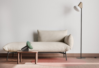 La piantana Mug terra di Midj è composta da un diffusore in vetro sabbiato bianco opaco impreziosito da un rivestimento in cuoio o cuoio toscano, disponibile in 24 colorazioni diverse. Il sottile sostegno in metallo di colore nero ha una base rotonda. Misura L 24 x P 33 x H 144 cm. Prezzo a partire da 666, 12 euro (per la versione da tavolo). www.midj.com La piantana Mug terra di Midj è composta da un diffusore in vetro sabbiato bianco opaco impreziosito da un rivestimento in cuoio o cuoio toscano, disponibile in 24 colorazioni diverse. Il sottile sostegno in metallo di colore nero ha una base rotonda. Misura L 24 x P 33 x H 144 cm. Prezzo a partire da 666, 12 euro (per la versione da tavolo). www.midj.com