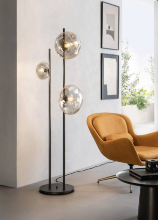Una serie di bolle in vetro soffiato per la lampada da terra Nubola di Riflessi che è composta da una struttura in metallo verniciato Grafite, disponibile in diverse finiture, e da tre paralumi in vetro pyrex fumé  o tabacco. Misura Ø 40 x H 180 cm. Prezzo 1.818 euro. www.riflessi.it Una serie di bolle in vetro soffiato per la lampada da terra Nubola di Riflessi che è composta da una struttura in metallo verniciato Grafite, disponibile in diverse finiture, e da tre paralumi in vetro pyrex fumé  o tabacco. Misura Ø 40 x H 180 cm. Prezzo 1.818 euro. www.riflessi.it