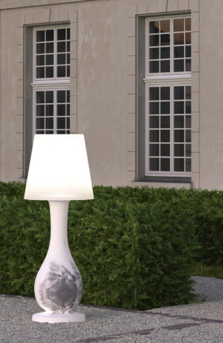 Si ispira al Neoclassicismo la lampada da terra Ottocento Lamp di Slide, creata da Paola Navone, che può essere usata anche all'esterno. È realizzata in polietilene e ha il paralume arricchito da una texture arabeggiante. Misura Ø 60 x H 170 cm. Prezzo 699 euro. www.slidedesign.it Si ispira al Neoclassicismo la lampada da terra Ottocento Lamp di Slide, creata da Paola Navone, che può essere usata anche all'esterno. È realizzata in polietilene e ha il paralume arricchito da una texture arabeggiante. Misura Ø 60 x H 170 cm. Prezzo 699 euro. www.slidedesign.it
