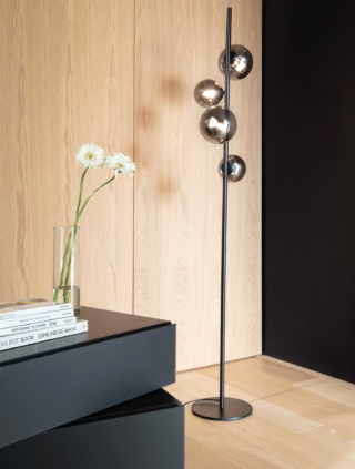 La piantana Perlage di Ideal Lux ha quattro diffusori sferici, di dimensioni diverse, realizzati in vetro pirex fumé sorretti da uno stelo in metallo nella finitura nero opaco. La colorazione scura la rende un pezzo “grintoso”. Misura L32 x P 29,5 x H 164 cm. Prezzo 348 euro. www.ideal-lux.com La piantana Perlage di Ideal Lux ha quattro diffusori sferici, di dimensioni diverse, realizzati in vetro pirex fumé sorretti da uno stelo in metallo nella finitura nero opaco. La colorazione scura la rende un pezzo “grintoso”. Misura L32 x P 29,5 x H 164 cm. Prezzo 348 euro. www.ideal-lux.com