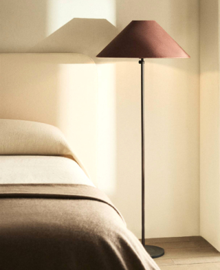 Stile classico per la lampada da terra di Zara Home che può anche essere posizionata accanto al letto: è caratterizzata da un grande paralume in lino marrone. Inoltre, è regolabile in altezza per adattarsi alle diverse esigenze. Misura Ø 24 x H 152 cm. Prezzo 179 euro. www.zarahome.com Stile classico per la lampada da terra di Zara Home che può anche essere posizionata accanto al letto: è caratterizzata da un grande paralume in lino marrone. Inoltre, è regolabile in altezza per adattarsi alle diverse esigenze. Misura Ø 24 x H 152 cm. Prezzo 179 euro. www.zarahome.com