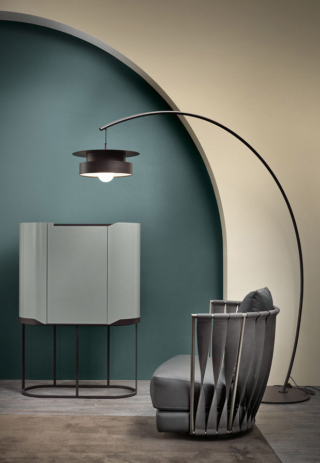 Ha un lungo stelo ad arco e un paralume dalla forma geometrica, di ispirazione orientaleggiante, la piantana Circe di Cantori che può essere usata per illuminare l'angolo lettura grazie alla sua fonte di illuminazione diretta.  La struttura in metallo nero ha un basamento rotondo piatto. Misura L 167 x P 50 x H 215 cm. Prezzo a partire da 1.960 euro. www.cantori.it Ha un lungo stelo ad arco e un paralume dalla forma geometrica, di ispirazione orientaleggiante, la piantana Circe di Cantori che può essere usata per illuminare l'angolo lettura grazie alla sua fonte di illuminazione diretta.  La struttura in metallo nero ha un basamento rotondo piatto. Misura L 167 x P 50 x H 215 cm. Prezzo a partire da 1.960 euro. www.cantori.it