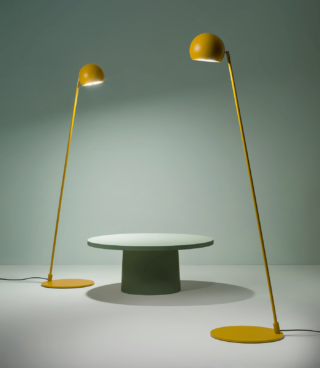 Una allegra colorazione per le lampade da terra Atrax di Zava che sono completamente realizzate in metallo verniciato giallo melone; la struttura minimale e elegante le rende un complemento facile da ambientare. Il diffusore orientabile permette di indirizzare il fascio di luce dove serve. È disponibile in due altezze. Misura Ø 33 x H 150/250 cm. Prezzo a partire da 785 euro. www.zavaluce.it Una allegra colorazione per le lampade da terra Atrax di Zava che sono completamente realizzate in metallo verniciato giallo melone; la struttura minimale e elegante le rende un complemento facile da ambientare. Il diffusore orientabile permette di indirizzare il fascio di luce dove serve. È disponibile in due altezze. Misura Ø 33 x H 150/250 cm. Prezzo a partire da 785 euro. www.zavaluce.it