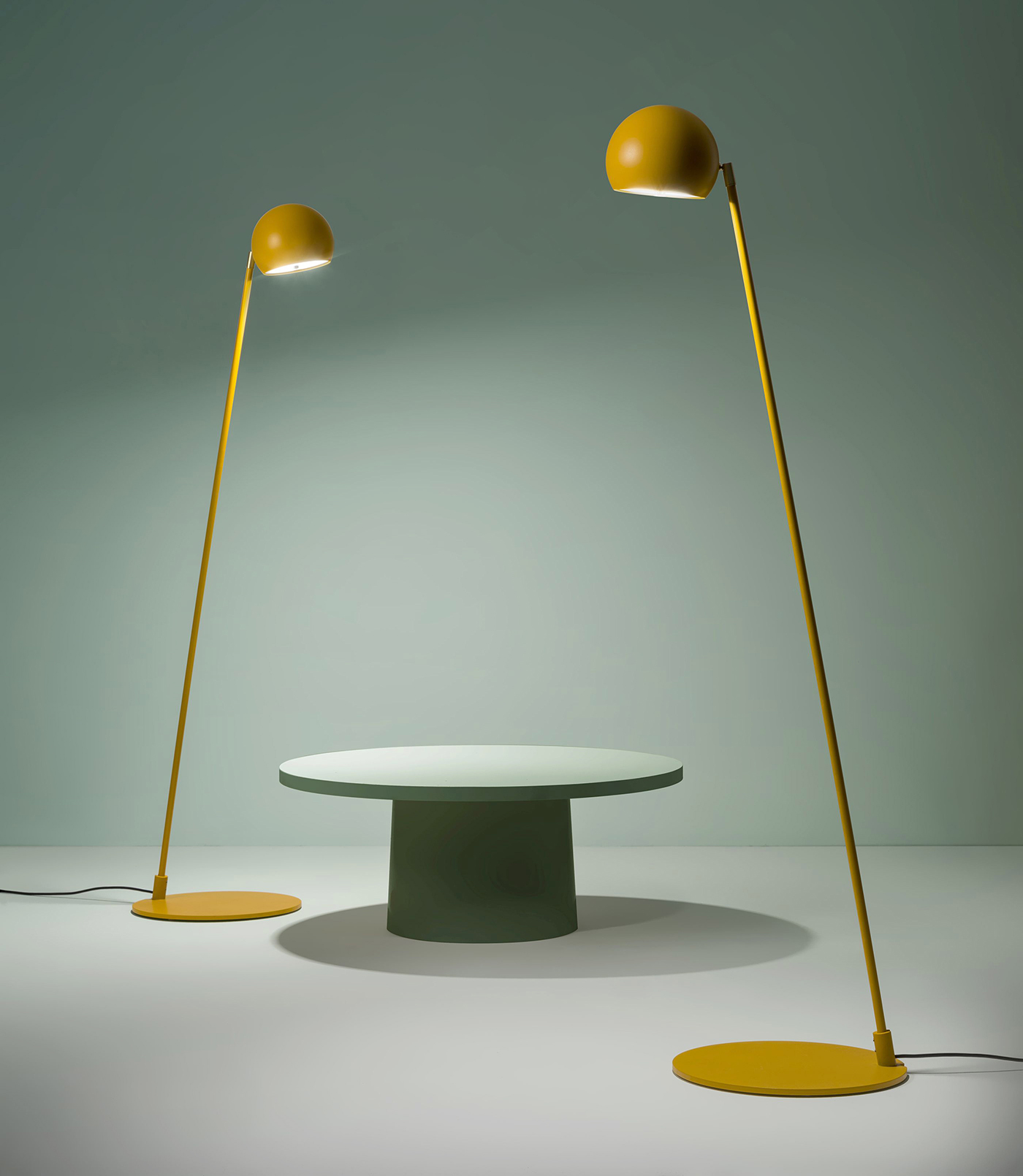 Una allegra colorazione per le lampade da terra Atrax di Zava che sono completamente realizzate in metallo verniciato giallo melone; la struttura minimale e elegante le rende un complemento facile da ambientare. Il diffusore orientabile permette di indirizzare il fascio di luce dove serve. È disponibile in due altezze. Misura Ø 33 x H 150/250 cm. Prezzo a partire da 785 euro. www.zavaluce.it Una allegra colorazione per le lampade da terra Atrax di Zava che sono completamente realizzate in metallo verniciato giallo melone; la struttura minimale e elegante le rende un complemento facile da ambientare. Il diffusore orientabile permette di indirizzare il fascio di luce dove serve. È disponibile in due altezze. Misura Ø 33 x H 150/250 cm. Prezzo a partire da 785 euro. www.zavaluce.it