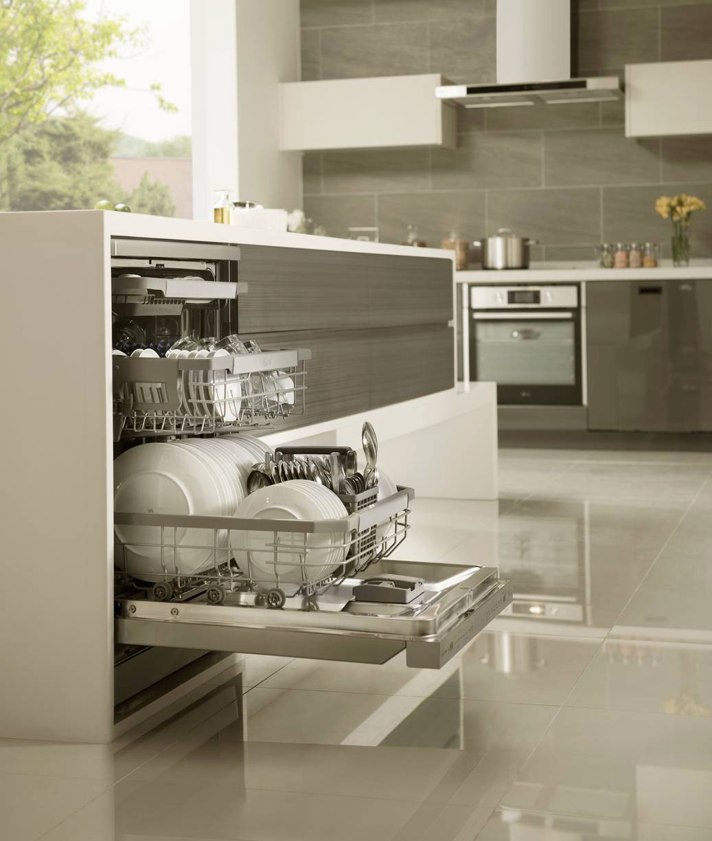 •	Lavastoviglie QuadWash™ DF365FPS di LG
•	Tipologia: libera installazione
•	Classe di efficienza energetica: B
•	Consumo p. eco per 100 cicli: 65 kWh
•	Capacità nominale, in numero di coperti standard, per programma eco: 14
•	Consumo acqua programma eco: 9,5 litri
•	Durata del programma eco: 3 ore e 53 minuti
•	Rumore emesso: 43 dB, classe B
•	Programmi e funzioni: 10: Auto, Intensivo, Delicato, Refresh, Eco, Turbo, Download Programmi, Pulizia Macchina, Riasciacquo, Express
•	Caratteristiche: tecnologia TrueSteam con getto di vapore caldo a 100˚ per rimuovere fino al 99,99% di germi e batteri; gestibile tramite app ThinQ che permette di scaricare programmi aggiuntivi; motore inverter; 4 bracci irroratori multidirezionali
•	Misure: L 60 x P 60 x H 85 cm
•	Prezzo: 999 euro
Sito web azienda: www.lg.com/it •	Lavastoviglie QuadWash™ DF365FPS di LG
•	Tipologia: libera installazione
•	Classe di efficienza energetica: B
•	Consumo p. eco per 100 cicli: 65 kWh
•	Capacità nominale, in numero di coperti standard, per programma eco: 14
•	Consumo acqua programma eco: 9,5 litri
•	Durata del programma eco: 3 ore e 53 minuti
•	Rumore emesso: 43 dB, classe B
•	Programmi e funzioni: 10: Auto, Intensivo, Delicato, Refresh, Eco, Turbo, Download Programmi, Pulizia Macchina, Riasciacquo, Express
•	Caratteristiche: tecnologia TrueSteam con getto di vapore caldo a 100˚ per rimuovere fino al 99,99% di germi e batteri; gestibile tramite app ThinQ che permette di scaricare programmi aggiuntivi; motore inverter; 4 bracci irroratori multidirezionali
•	Misure: L 60 x P 60 x H 85 cm
•	Prezzo: 999 euro
Sito web azienda: www.lg.com/it