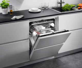 •	Lavastoviglie Serie 9000 FSE94848P di Aeg
•	Tipologia: incasso a scomparsa totale
•	Classe di efficienza energetica: C
•	Consumo p. eco per 100 cicli: 75 kWh
•	Capacità nominale, in numero di coperti standard, per programma eco: 14
•	Consumo acqua programma eco: 11 litri
•	Durata del programma eco: 4 ore
•	Rumore emesso: 42 dB, classe B
•	Programmi e funzioni: 7, ExtraSilent, AutoSense45/70 °C, Intensive Pro 70 °C, ProZone, 30 minuti 60 °C, Cristalli 45 °C, Eco 50 °C + XtraDry. ExtraHygiene, TimeSaver
•	Caratteristiche: motore inverter; ProClean® System ha 4 mulinelli e 5 livelli
di lavaggio; partenza ritardata fino a 24 ore; apertura automatica porta; cursore touchscreen QuickSelect per scegliere il ciclo preferito; funzione Ecometro per scegliere il programma più sostenibile per risparmiare acqua ed energia
•	Misure: L 59 x P 56 x H 82-89 cm
•	Prezzo: 1.739,99 euro
Sito web azienda: www.aeg.it •	Lavastoviglie Serie 9000 FSE94848P di Aeg
•	Tipologia: incasso a scomparsa totale
•	Classe di efficienza energetica: C
•	Consumo p. eco per 100 cicli: 75 kWh
•	Capacità nominale, in numero di coperti standard, per programma eco: 14
•	Consumo acqua programma eco: 11 litri
•	Durata del programma eco: 4 ore
•	Rumore emesso: 42 dB, classe B
•	Programmi e funzioni: 7, ExtraSilent, AutoSense45/70 °C, Intensive Pro 70 °C, ProZone, 30 minuti 60 °C, Cristalli 45 °C, Eco 50 °C + XtraDry. ExtraHygiene, TimeSaver
•	Caratteristiche: motore inverter; ProClean® System ha 4 mulinelli e 5 livelli
di lavaggio; partenza ritardata fino a 24 ore; apertura automatica porta; cursore touchscreen QuickSelect per scegliere il ciclo preferito; funzione Ecometro per scegliere il programma più sostenibile per risparmiare acqua ed energia
•	Misure: L 59 x P 56 x H 82-89 cm
•	Prezzo: 1.739,99 euro
Sito web azienda: www.aeg.it