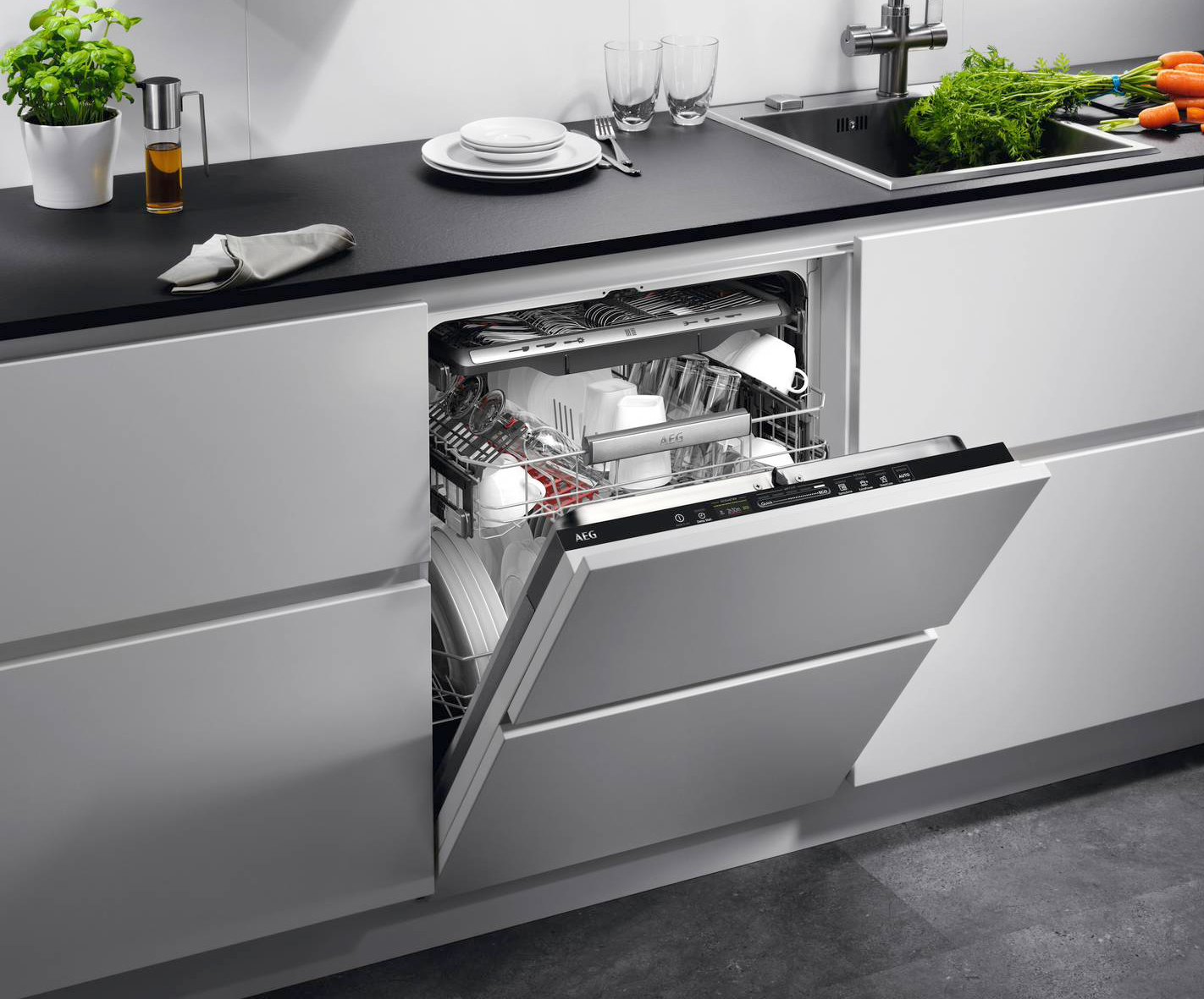 •	Lavastoviglie Serie 9000 FSE94848P di Aeg
•	Tipologia: incasso a scomparsa totale
•	Classe di efficienza energetica: C
•	Consumo p. eco per 100 cicli: 75 kWh
•	Capacità nominale, in numero di coperti standard, per programma eco: 14
•	Consumo acqua programma eco: 11 litri
•	Durata del programma eco: 4 ore
•	Rumore emesso: 42 dB, classe B
•	Programmi e funzioni: 7, ExtraSilent, AutoSense45/70 °C, Intensive Pro 70 °C, ProZone, 30 minuti 60 °C, Cristalli 45 °C, Eco 50 °C + XtraDry. ExtraHygiene, TimeSaver
•	Caratteristiche: motore inverter; ProClean® System ha 4 mulinelli e 5 livelli
di lavaggio; partenza ritardata fino a 24 ore; apertura automatica porta; cursore touchscreen QuickSelect per scegliere il ciclo preferito; funzione Ecometro per scegliere il programma più sostenibile per risparmiare acqua ed energia
•	Misure: L 59 x P 56 x H 82-89 cm
•	Prezzo: 1.739,99 euro
Sito web azienda: www.aeg.it •	Lavastoviglie Serie 9000 FSE94848P di Aeg
•	Tipologia: incasso a scomparsa totale
•	Classe di efficienza energetica: C
•	Consumo p. eco per 100 cicli: 75 kWh
•	Capacità nominale, in numero di coperti standard, per programma eco: 14
•	Consumo acqua programma eco: 11 litri
•	Durata del programma eco: 4 ore
•	Rumore emesso: 42 dB, classe B
•	Programmi e funzioni: 7, ExtraSilent, AutoSense45/70 °C, Intensive Pro 70 °C, ProZone, 30 minuti 60 °C, Cristalli 45 °C, Eco 50 °C + XtraDry. ExtraHygiene, TimeSaver
•	Caratteristiche: motore inverter; ProClean® System ha 4 mulinelli e 5 livelli
di lavaggio; partenza ritardata fino a 24 ore; apertura automatica porta; cursore touchscreen QuickSelect per scegliere il ciclo preferito; funzione Ecometro per scegliere il programma più sostenibile per risparmiare acqua ed energia
•	Misure: L 59 x P 56 x H 82-89 cm
•	Prezzo: 1.739,99 euro
Sito web azienda: www.aeg.it