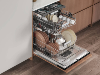 Lavastoviglie FreeFlex K7I HF60 TUS di KitchenAid
•	Tipologia: incasso a scomparsa totale
•	Classe di efficienza energetica: A
•	Consumo p. eco per 100 cicli: 55 kWh
•	Capacità nominale, in numero di coperti standard, per programma eco: 15
•	Consumo acqua programma eco: 9,5 litri
•	Durata del programma eco: 4 ore e 30 minuti
•	Rumore emesso: 42 dB, classe B
•	Programmi e funzioni: 8, tecnologia Dynamic Clean che con getti d’acqua più potenti del 60% permette di rimuovere lo sporco più ostinato e funzione Dynamic Dry per ottenere migliori risultati di asciugatura e ridurre il consumo energetico
•	Caratteristiche: il terzo cestello Flex+ Loading è progettato per ospitare recipienti alti fino a 13 cm; è dotata di illuminazione Premium che grazie a 2 led interni garantisce la massima visibilità
•	Misure: L 59,8 x P 55,5 x H 82 cm
•	Prezzo: da rivenditore
•	Sito web azienda: www.kitchenaid.it Lavastoviglie FreeFlex K7I HF60 TUS di KitchenAid
•	Tipologia: incasso a scomparsa totale
•	Classe di efficienza energetica: A
•	Consumo p. eco per 100 cicli: 55 kWh
•	Capacità nominale, in numero di coperti standard, per programma eco: 15
•	Consumo acqua programma eco: 9,5 litri
•	Durata del programma eco: 4 ore e 30 minuti
•	Rumore emesso: 42 dB, classe B
•	Programmi e funzioni: 8, tecnologia Dynamic Clean che con getti d’acqua più potenti del 60% permette di rimuovere lo sporco più ostinato e funzione Dynamic Dry per ottenere migliori risultati di asciugatura e ridurre il consumo energetico
•	Caratteristiche: il terzo cestello Flex+ Loading è progettato per ospitare recipienti alti fino a 13 cm; è dotata di illuminazione Premium che grazie a 2 led interni garantisce la massima visibilità
•	Misure: L 59,8 x P 55,5 x H 82 cm
•	Prezzo: da rivenditore
•	Sito web azienda: www.kitchenaid.it