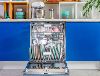 •	Lavastoviglie HV673C61 di Hisense
•	Tipologia: incasso a scomparsa totale
•	Classe di efficienza energetica: C
•	Consumo p. eco per 100 cicli: 76 kWh
•	Capacità nominale, in numero di coperti standard, per programma eco: 16
•	Consumo acqua programma eco: 9,6 litri
•	Durata del programma eco: 3 ore e 20 minuti
•	Rumore emesso: 39 dB, classe B
•	Programmi e funzioni: 7, tra cui il programma notturno silenzioso che funziona a due dB in meno rispetto allo standard
•	Caratteristiche: luce a led che segnala il funzionamento; apertura porta
a fine ciclo; partenza ritardata fino a 24 ore; terzo cestello per massima flessibilità
•	Misure: L 59,8 x P 55,5 x H 82 cm
•	Prezzo: da rivenditore
•	Sito web azienda: www.hisense.it •	Lavastoviglie HV673C61 di Hisense
•	Tipologia: incasso a scomparsa totale
•	Classe di efficienza energetica: C
•	Consumo p. eco per 100 cicli: 76 kWh
•	Capacità nominale, in numero di coperti standard, per programma eco: 16
•	Consumo acqua programma eco: 9,6 litri
•	Durata del programma eco: 3 ore e 20 minuti
•	Rumore emesso: 39 dB, classe B
•	Programmi e funzioni: 7, tra cui il programma notturno silenzioso che funziona a due dB in meno rispetto allo standard
•	Caratteristiche: luce a led che segnala il funzionamento; apertura porta
a fine ciclo; partenza ritardata fino a 24 ore; terzo cestello per massima flessibilità
•	Misure: L 59,8 x P 55,5 x H 82 cm
•	Prezzo: da rivenditore
•	Sito web azienda: www.hisense.it