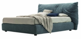 In particolare, il rivestimento tessile del letto, caratterizzato dallo schienale costituito  da un grande e confortevole “guanciale” (Papilo 197 x 232 x  H 96 cm, da 1.768 euro, www.ditreitalia.com) In particolare, il rivestimento tessile del letto, caratterizzato dallo schienale costituito  da un grande e confortevole “guanciale” (Papilo 197 x 232 x  H 96 cm, da 1.768 euro, www.ditreitalia.com)