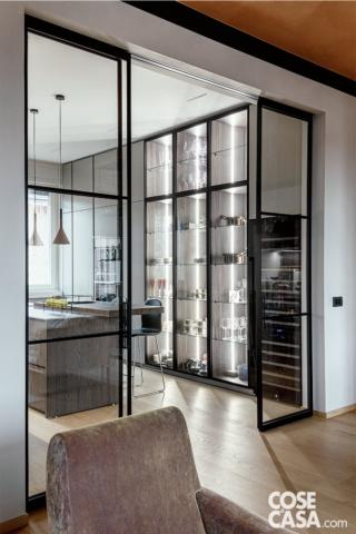 Anche le colonne dell'office e le vetrine illuminate fanno parte del programma Bluna di Binova. Anche le colonne dell'office e le vetrine illuminate fanno parte del programma Bluna di Binova.