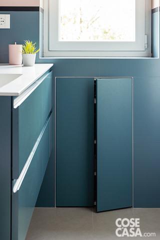 bagno del trilocale, sportello in laccato blu nel sottofinestra bagno del trilocale, sportello in laccato blu nel sottofinestra