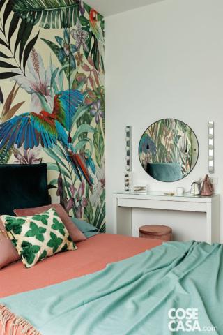 camera matrimoniale con parete rivestita con carta da parati jungle camera matrimoniale con parete rivestita con carta da parati jungle