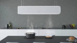 Nome: Lightline di Silverline
Classe di efficienza energetica: n.d.
Consumo energia elettrica su base annua: n.d. kwh
Capacità aspirante: 400 mc/h
Capacità aspirante livello intensivo: 600 mc/h
Numero velocità: 3 + 1
Livello sonoro (alla 3° velocità): 58 decibel
Larghezza: 120 cm
Caratteristiche: in acciaio e vetro è disponibile nei colori bianco o nero. È gestibile tramite telecomando o App. L'applicazione controlla le principali funzioni della cappa, quali la capacità di aspirazione, il movimento up and down, e l'illuminazione. È possibile selezionare la tonalità della luce per ottenere il tipo di illuminazione che si desidera in cucina
Prezzo: bianca 4.212 euro
Sito web azienda: www.silverline.com