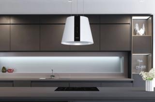 Nome: Pure Plus di Silverline
Classe di efficienza energetica: A
Consumo energia elettrica su base annua: n.d. kwh
Capacità aspirante: 595 mc/h
Capacità aspirante livello intensivo: 765 mc/h
Numero velocità: 3
Livello sonoro (alla 3° velocità): 65 decibel
Larghezza: Ø 65 cm
Caratteristiche: dotata di 2 lampadine a led, è in vetro ed è gestibile tramite comandi touch o telecomando. Emette un livello minimo di rumorosità di 45 decibel.
Prezzo: 1.130 euro
Sito web azienda: www.silverline.com