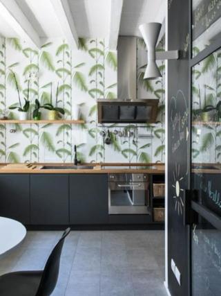 cucina-arredata-carta-parati-foglie