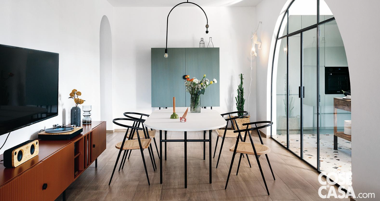 cucina separata ma a vista dietro una vetrata ad arco