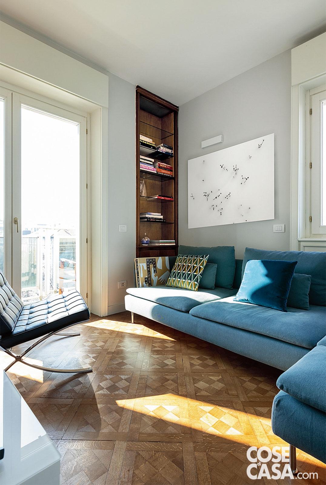 divano angolare azzurro