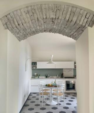 dopo, dettaglio dell'arco in mattoni sbiancati dopo, dettaglio dell'arco in mattoni sbiancati