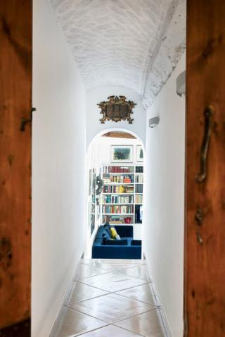 dopo, il corridoio finito, con arco e soffitto bianco dopo, il corridoio finito, con arco e soffitto bianco