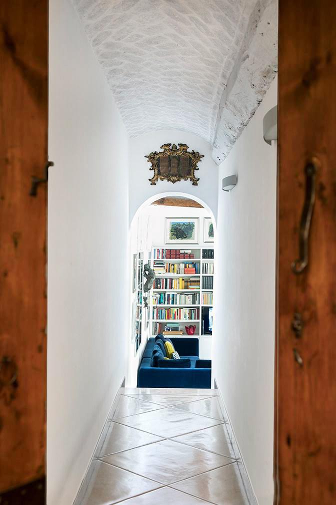 dopo, il corridoio finito, con arco e soffitto bianco dopo, il corridoio finito, con arco e soffitto bianco