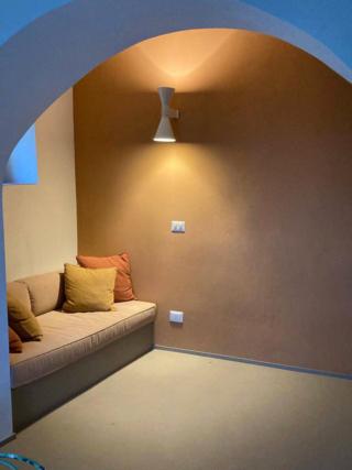 l'arco irregolare - come è diventato dopo - e la parete ocra l'arco irregolare - come è diventato dopo - e la parete ocra