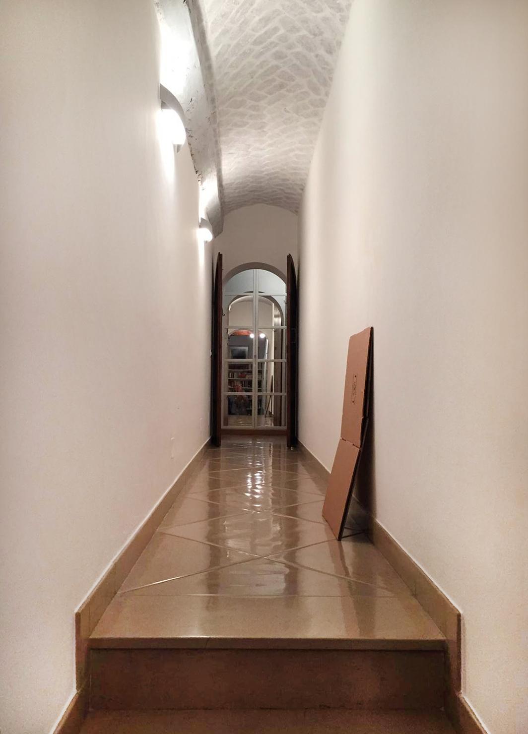 in progress, il cooridoio con soffitto in mattoni sbiancati in progress, il cooridoio con soffitto in mattoni sbiancati