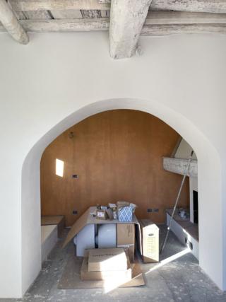 vista arco irregolare e parete dipinta vista arco irregolare e parete dipinta