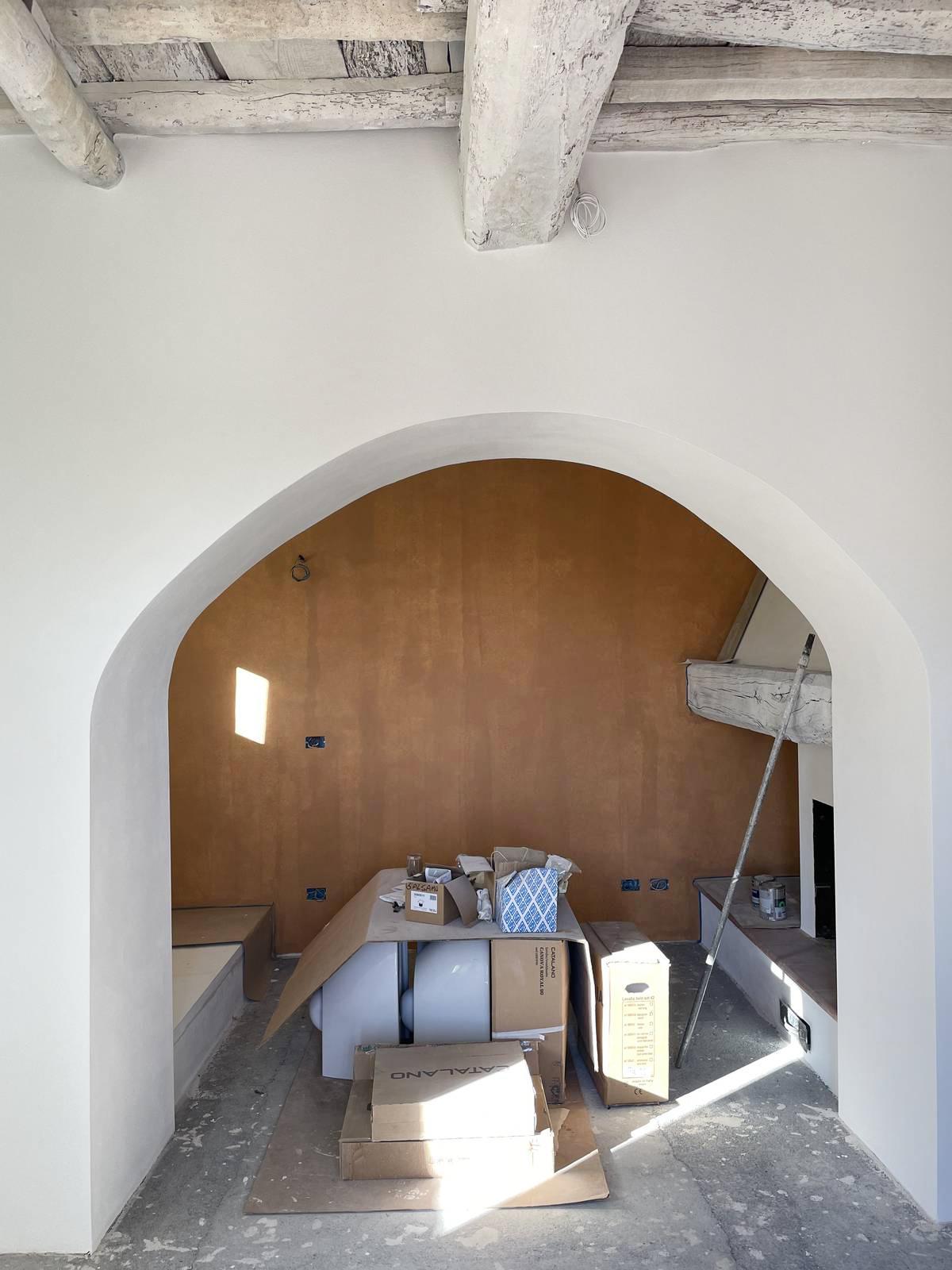 vista arco irregolare e parete dipinta vista arco irregolare e parete dipinta