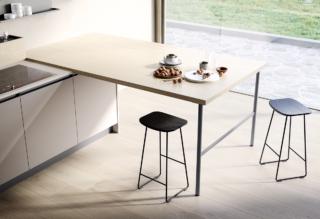 Piano snack in laminato rovere canapa con supporto Tuttutondo in finitura titanio. Piano snack in laminato rovere canapa con supporto Tuttutondo in finitura titanio.