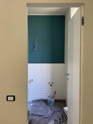 Bagno con parete verde petrolio