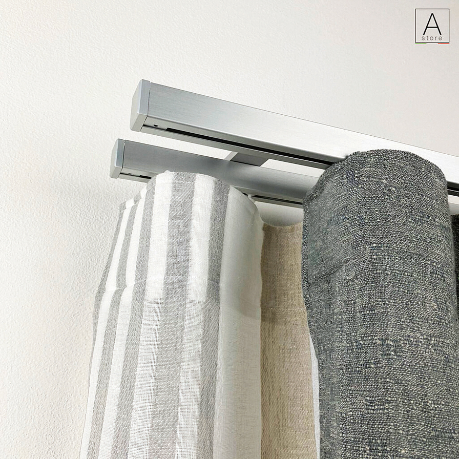 Il doppio binario Cubo di Aus Store di alluminio satinato, manuale a strappo, per un telo o due (ad apertura centrale), costa a partire da 170 euro. www.aus-store.it Il doppio binario Cubo di Aus Store di alluminio satinato, manuale a strappo, per un telo o due (ad apertura centrale), costa a partire da 170 euro. www.aus-store.it