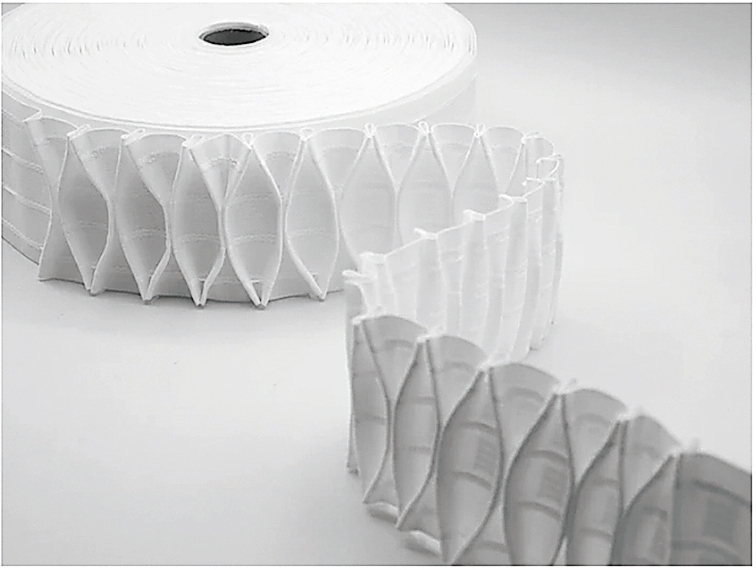 Fettuccia arricciatende a nido d'ape di Furlanis di poliestere con tasche per appositi ganci (fissabili in diverse posizioni) e corde, per un'arricciatura pratica e regolare. Alta 10 cm, in rotolo da 50 m costa 30,74 euro. www.furlanis.net Fettuccia arricciatende a nido d'ape di Furlanis di poliestere con tasche per appositi ganci (fissabili in diverse posizioni) e corde, per un'arricciatura pratica e regolare. Alta 10 cm, in rotolo da 50 m costa 30,74 euro. www.furlanis.net