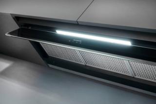 Nella cappa Inside Pro di Silveline, una comoda striscia LED è posta sopra la veletta. Nella cappa Inside Pro di Silveline, una comoda striscia LED è posta sopra la veletta.