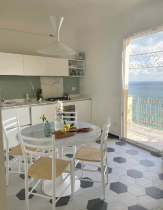 Pavimento bianco e nero e mobili bianchi con colori leggeri