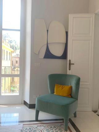 Pavimento decor e poltorna a contrasto