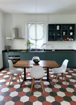 Pavimento decor mobili in tono deciso