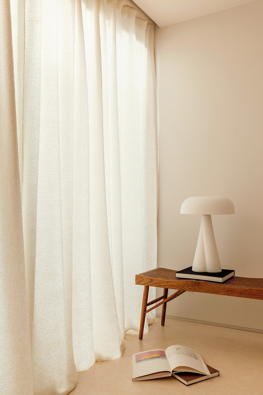 È in misto lana effetto bouclé il tessuto della coll. Copenhague
qui nella variante
Nora di Élitis
dalla trama fine
e doppia larghezza.
Largo 295 cm,
costa 298 euro al mq. www.elitis.fr È in misto lana effetto bouclé il tessuto della coll. Copenhague
qui nella variante
Nora di Élitis
dalla trama fine
e doppia larghezza.
Largo 295 cm,
costa 298 euro al mq. www.elitis.fr