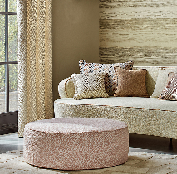 Il tessuto per tende con motivo spigato fa parte della coll. Reflect Fabrics Thalia di Harlequin da B&B Distribuzione. In 45% Viscosa, 30% Lino, 25% Poliestere, è alto 131 cm e al metro costa 130 euro. www.bbdistribuzione.it Il tessuto per tende con motivo spigato fa parte della coll. Reflect Fabrics Thalia di Harlequin da B&B Distribuzione. In 45% Viscosa, 30% Lino, 25% Poliestere, è alto 131 cm e al metro costa 130 euro. www.bbdistribuzione.it